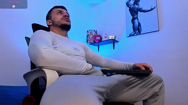 Snapshot of LiamReigns_ chatting on 06/18/26, 02:32 LiamReigns online show from 06/18/26, 02:32