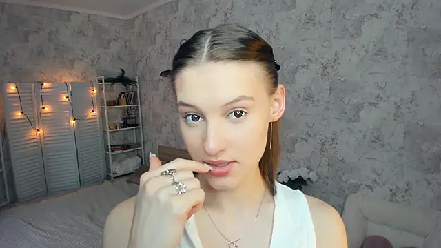 Snapshot of LianneBynon chatting on 06/29/26, 08:32 LianneBynon online show from 06/29/26, 08:32