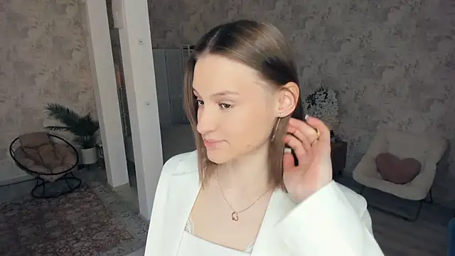 LianneBynon online show from 04/13/26, 08:51