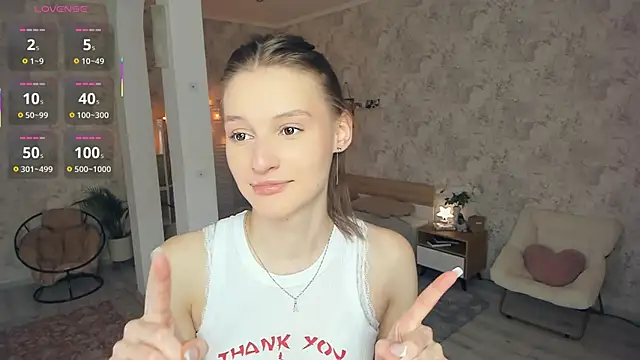 Snapshot of LianneBynon chatting on 06/08/26, 10:27 LianneBynon online show from 06/08/26, 10:27