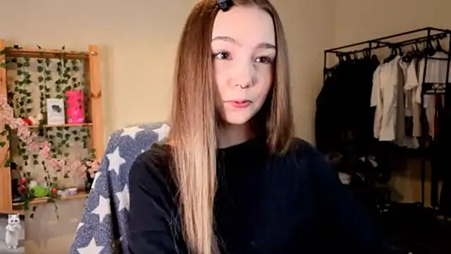 Snapshot of HoneyComfy chatting on 04/11/26, 02:21 HoneyComfy online show from 04/11/26, 02:21