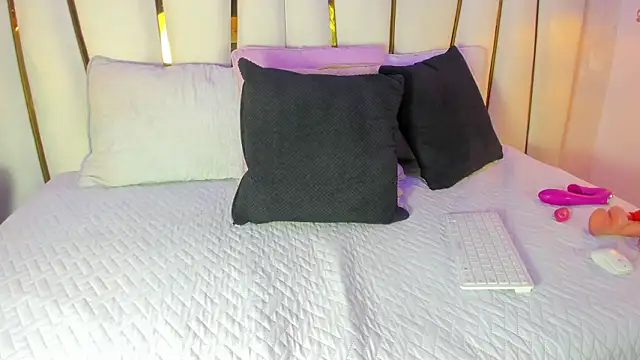 Snapshot of SofiaGlow_ chatting on 02/27/26, 03:18 SofiaGlow online show from 02/27/26, 03:18