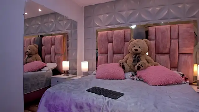 Paris Velvet online show from 03/03/26, 11:01