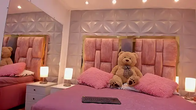 Paris Velvet online show from 03/25/26, 11:14