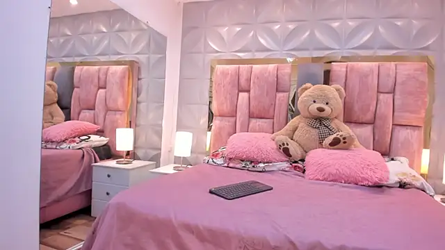 Paris Velvet online show from 04/06/26, 11:39