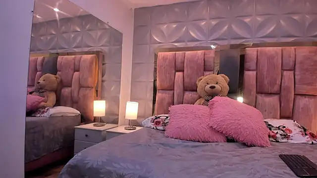 Paris Velvet online show from 04/13/26, 11:31