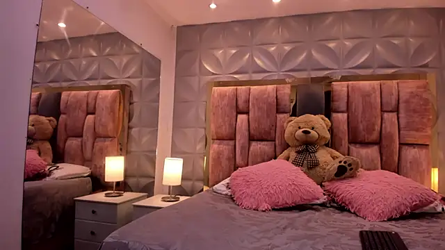 Paris Velvet online show from 04/14/26, 11:10