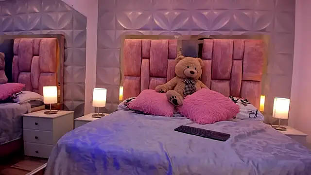 Paris Velvet online show from 03/28/26, 10:33