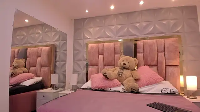 Paris Velvet online show from 03/19/26, 10:32