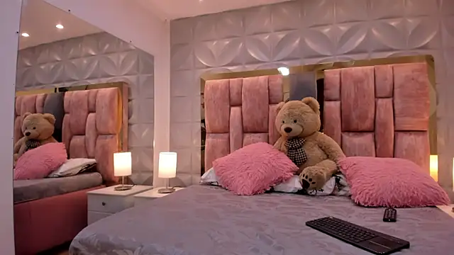 Paris Velvet online show from 04/07/26, 11:50