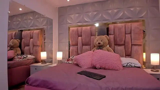 Paris Velvet online show from 03/20/26, 10:55