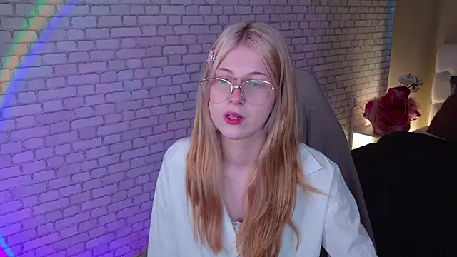 Snapshot of alicedews chatting on 02/26/26, 01:44 alicedews online show from 02/26/26, 01:44