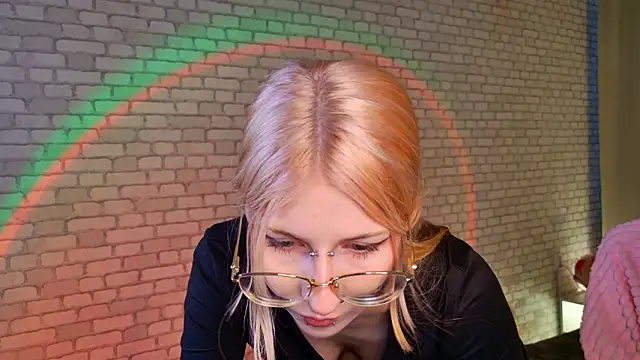 Snapshot of alicedews chatting on 02/17/26, 02:14 alicedews online show from 02/17/26, 02:14