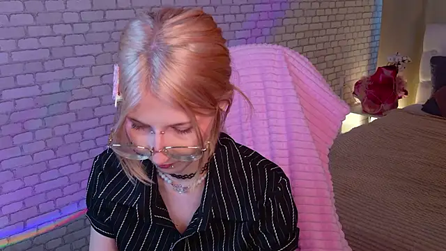 Snapshot of alicedews chatting on 02/21/26, 01:35 alicedews online show from 02/21/26, 01:35