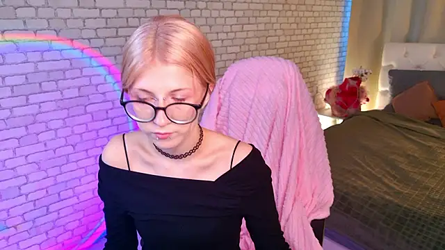 Snapshot of alicedews chatting on 02/15/26, 01:21 alicedews online show from 02/15/26, 01:21