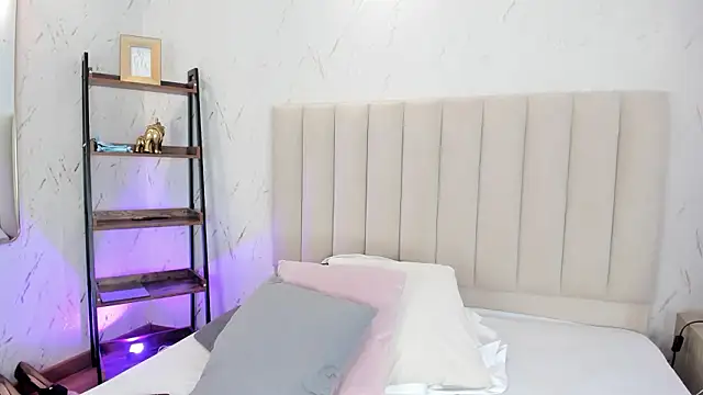 ViolettaRousee  online show from 03/26/26, 09:24