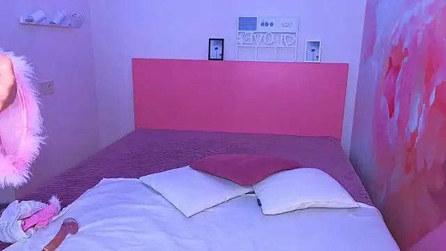 LuxSiren online show from 04/11/26, 06:32