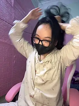 Snapshot of Leeeiuu chatting on 02/23/26, 01:01 Leeeiuu online show from 02/23/26, 01:01