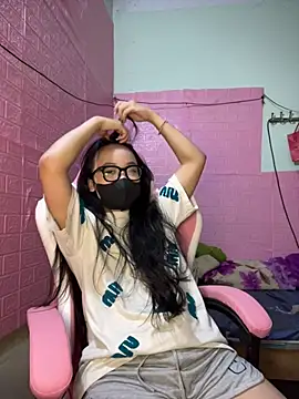 Snapshot of Leeeiuu chatting on 02/21/26, 12:18 Leeeiuu online show from 02/21/26, 12:18