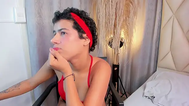 Snapshot of LunaCrop chatting on 02/20/26, 12:18 LunaCrop online show from 02/20/26, 12:18