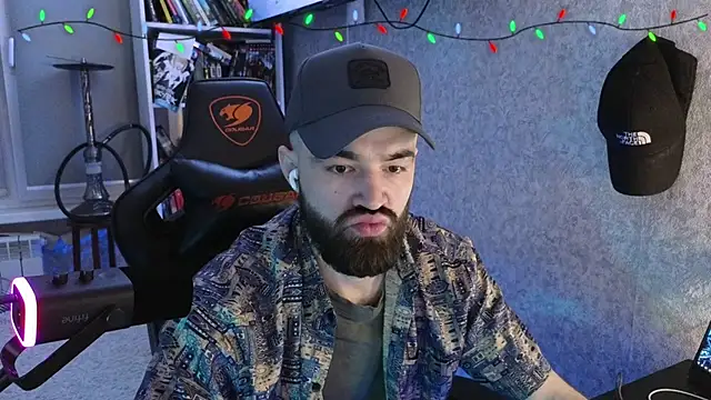 Snapshot of _Mostly_ chatting on 02/08/26, 04:15 Mostly online show from 02/08/26, 04:15