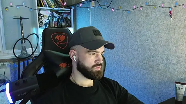 Snapshot of _Mostly_ chatting on 02/05/26, 02:46 Mostly online show from 02/05/26, 02:46