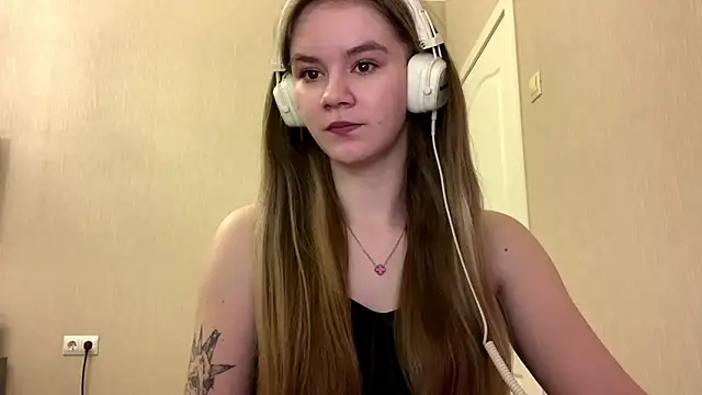 Snapshot of AgnesShy_ chatting on 02/23/26, 07:42 AgnesShy online show from 02/23/26, 07:42