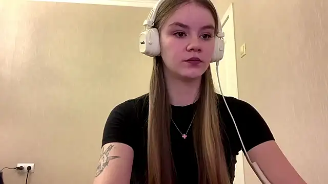 Snapshot of AgnesShy_ chatting on 03/02/26, 07:26 AgnesShy online show from 03/02/26, 07:26