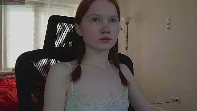 Snapshot of Nellie_baby chatting on 06/19/26, 05:24 Nellie baby online show from 06/19/26, 05:24