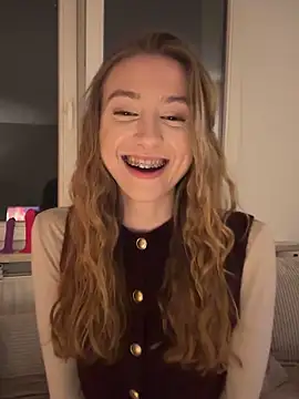 Snapshot of romyxxs chatting on 02/04/26, 10:27 romyxxs online show from 02/04/26, 10:27