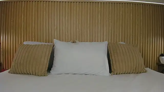 Snapshot of Yalezka_ chatting on 07/18/26, 04:10 Yalezka online show from 07/18/26, 04:10