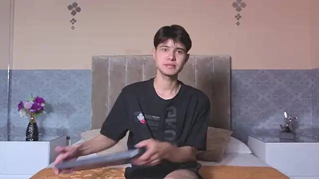 Snapshot of Derek_Sinn chatting on 02/13/26, 07:47 Derek Sinn online show from 02/13/26, 07:47