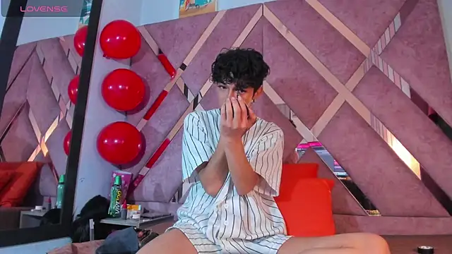 Snapshot of MeghanQueen__ chatting on 02/14/26, 04:23 MeghanQueen online show from 02/14/26, 04:23