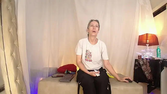 Snapshot of laurasofia45 chatting on 06/19/26, 11:27 laurasofia45 online show from 06/19/26, 11:27