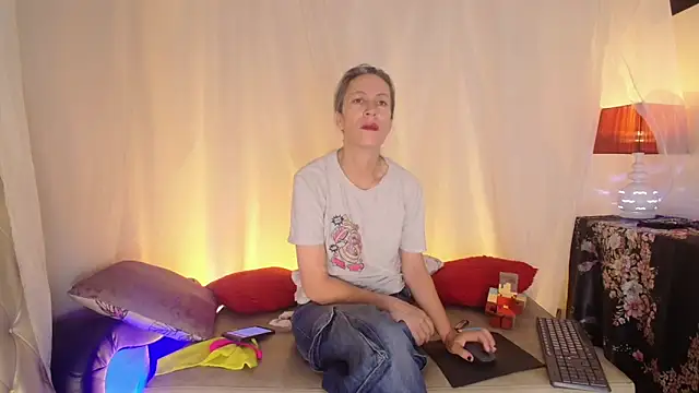 Snapshot of laurasofia45 chatting on 06/14/26, 09:32 laurasofia45 online show from 06/14/26, 09:32