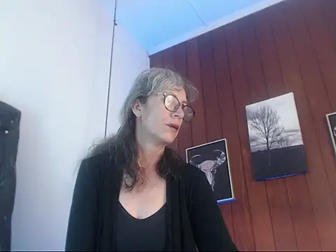 Snapshot of laurasofia45 chatting on 02/18/26, 01:29 laurasofia45 online show from 02/18/26, 01:29