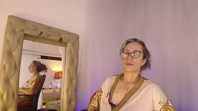 laurasofia45 online show from 04/28/26, 05:12
