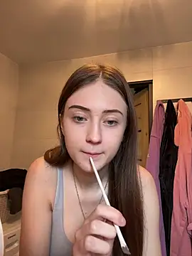 karlaluuvv online show from 04/15/26, 09:04