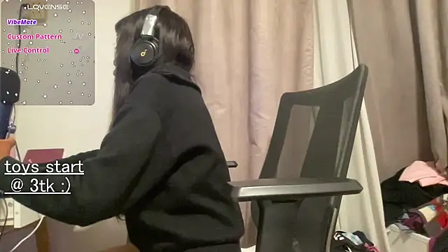 bloggirllaurel online show from 04/05/26, 02:40