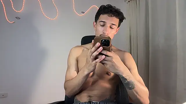 Snapshot of rafael_stone11 chatting on 02/24/26, 12:00 rafael stone11 online show from 02/24/26, 12:00