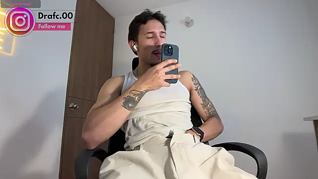 Snapshot of rafael_stone11 chatting on 06/10/26, 02:02 rafael stone11 online show from 06/10/26, 02:02