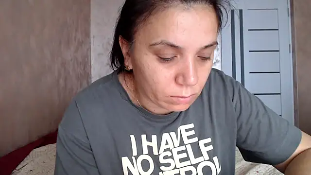 Snapshot of LorraGrey chatting on 06/15/26, 06:24 LorraGrey online show from 06/15/26, 06:24