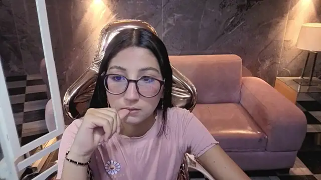 Snapshot of Sophie_jones_b chatting on 02/13/26, 12:38 Sophie jones b online show from 02/13/26, 12:38