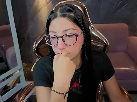 Snapshot of Sophie_jones_b chatting on 02/04/26, 12:44 Sophie jones b online show from 02/04/26, 12:44