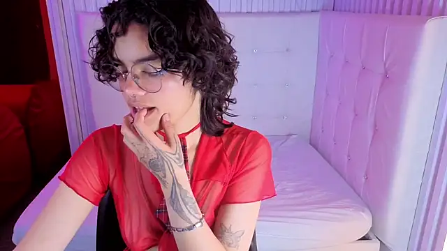 Snapshot of KittyLatina_02 chatting on 02/15/26, 12:11 KittyLatina 02 online show from 02/15/26, 12:11