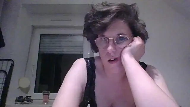 OIseauNoir88 online show from 04/15/26, 07:40