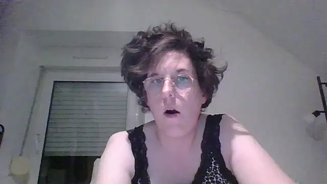 OIseauNoir88 online show from 04/08/26, 07:48