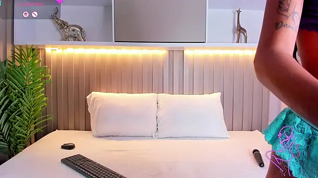 Snapshot of Zafiro11_ chatting on 02/05/26, 03:57 Zafiro11 online show from 02/05/26, 03:57