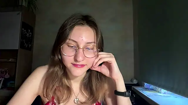Snapshot of Miaaa_Moon chatting on 05/21/26, 04:37 Miaaa Moon online show from 05/21/26, 04:37
