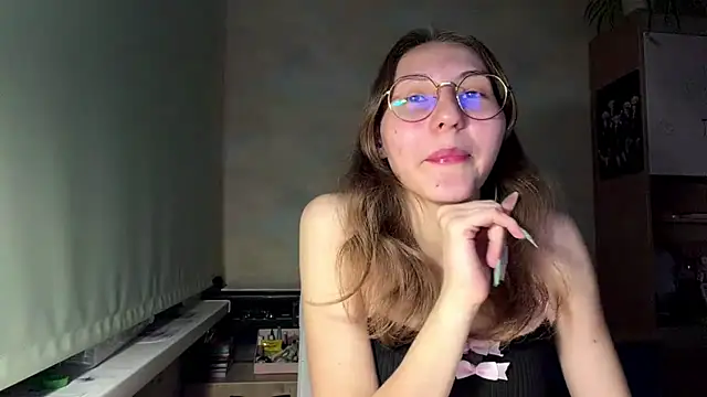 Snapshot of Miaaa_Moon chatting on 06/08/26, 06:19 Miaaa Moon online show from 06/08/26, 06:19